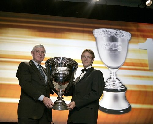 Sebastien Bourdais met zijn Vanderbilt Cup; Copyright CCWS 2007